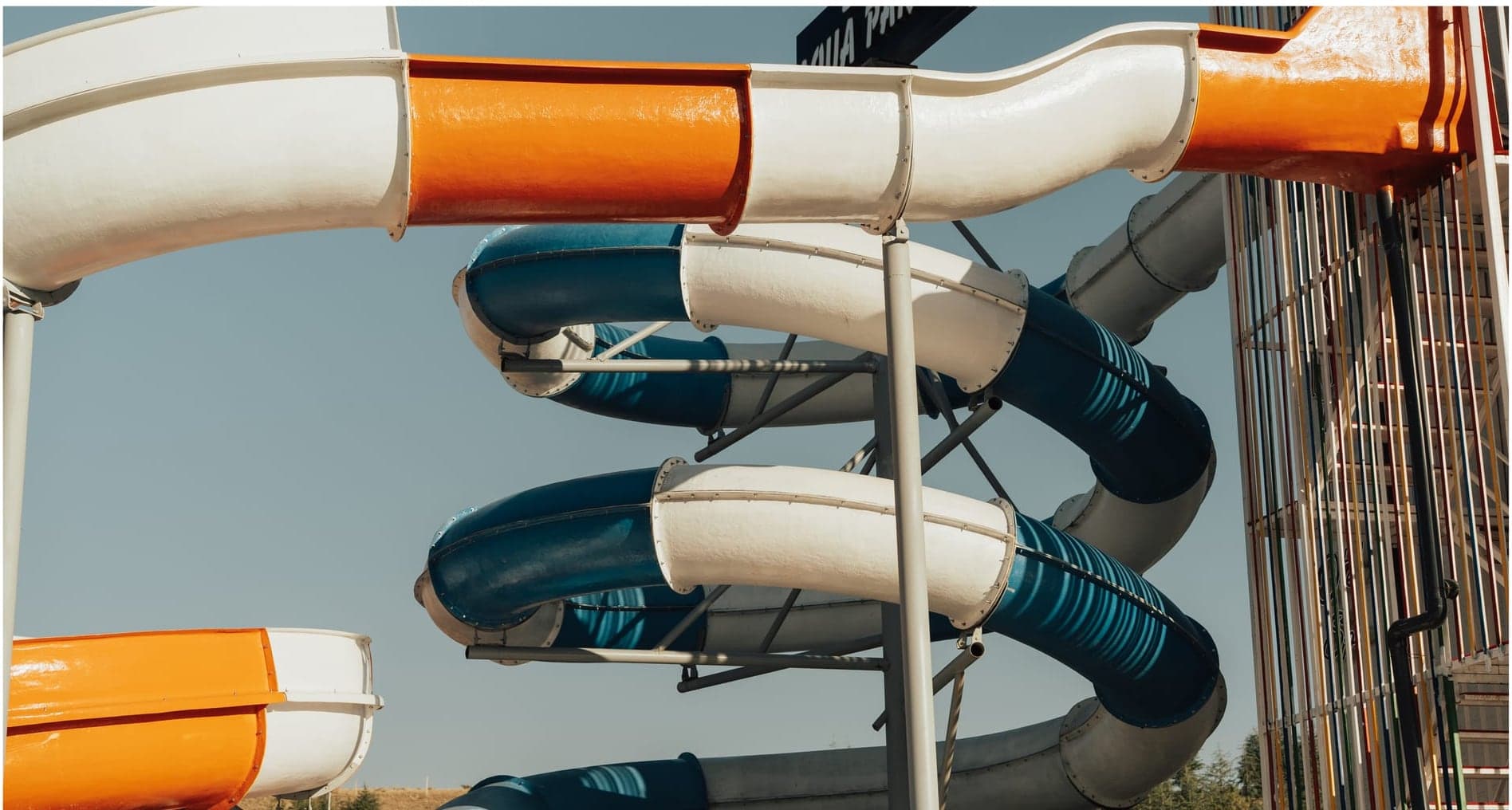 Efe Termal Otel açık havuz ve aquapark — ailelerin keyif aldığı kaydıraklı havuz alanı