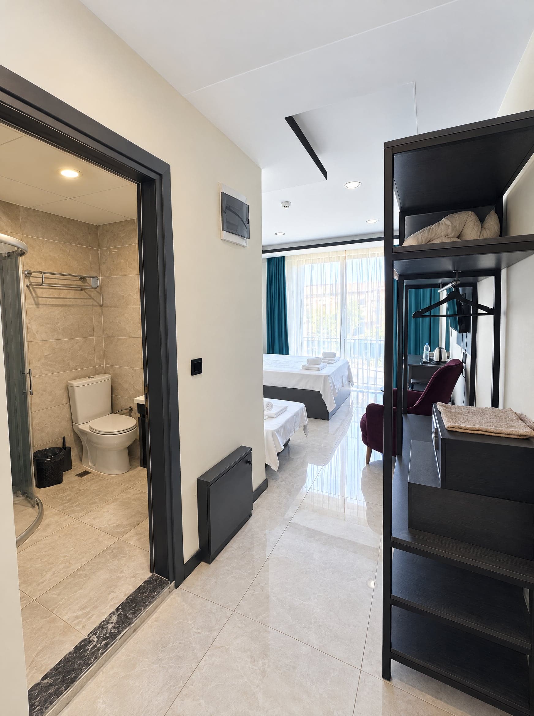 Deluxe Süit: girişten banyoya ve balkona bakış