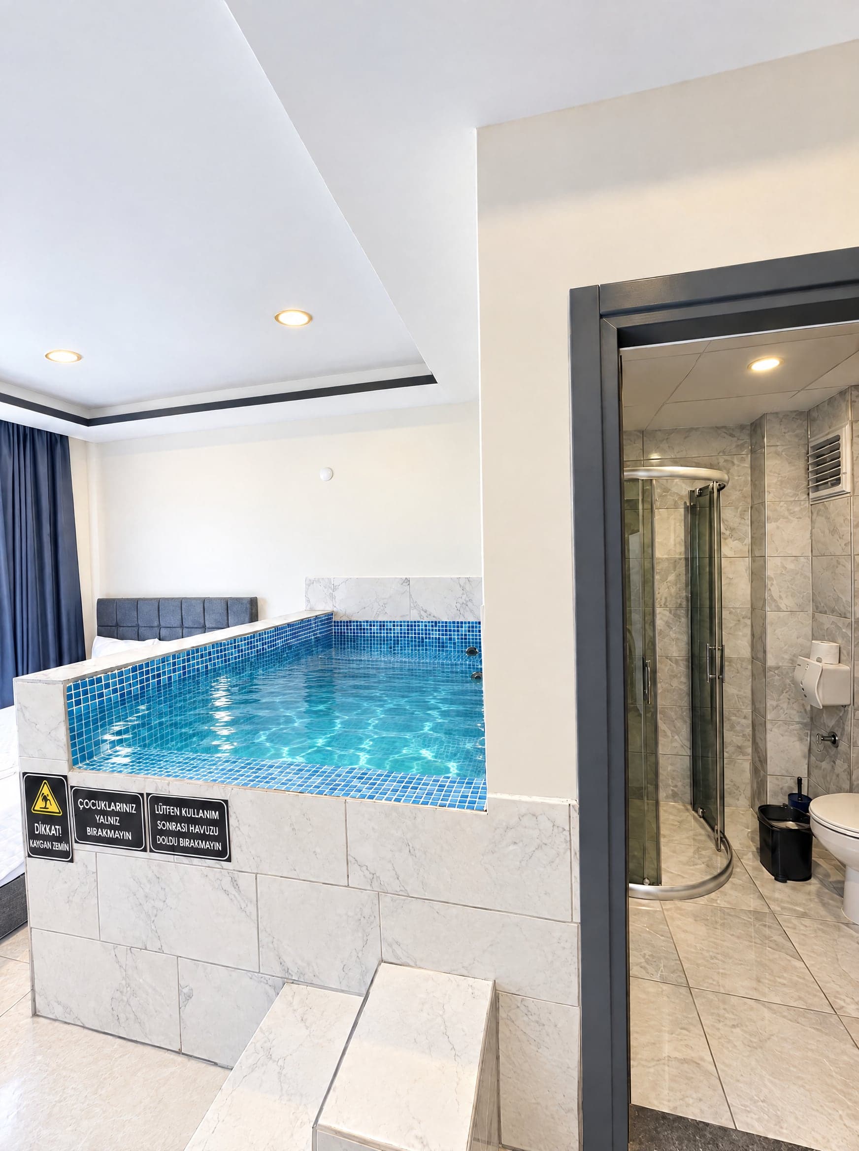 Suit Oda: mermer kaplı özel termal havuz ve duşakabinli banyo