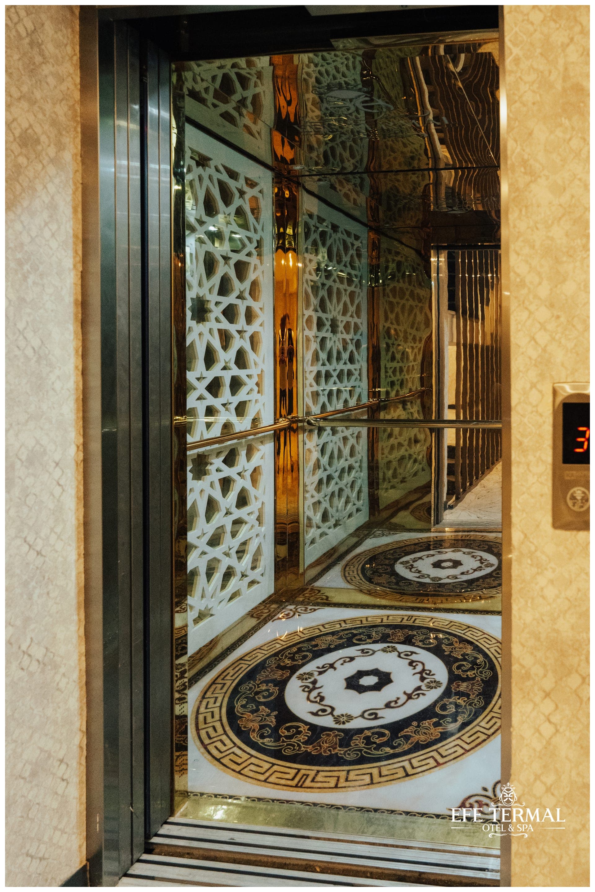 Otel içi asansör