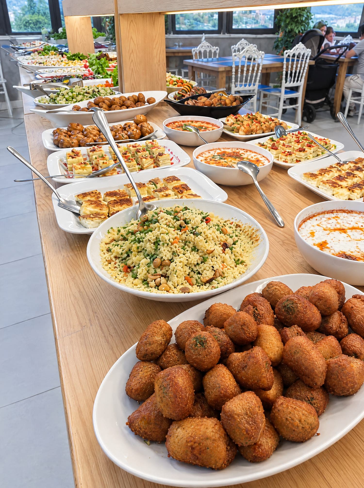 Efe Termal restoranında akşam açık büfesi