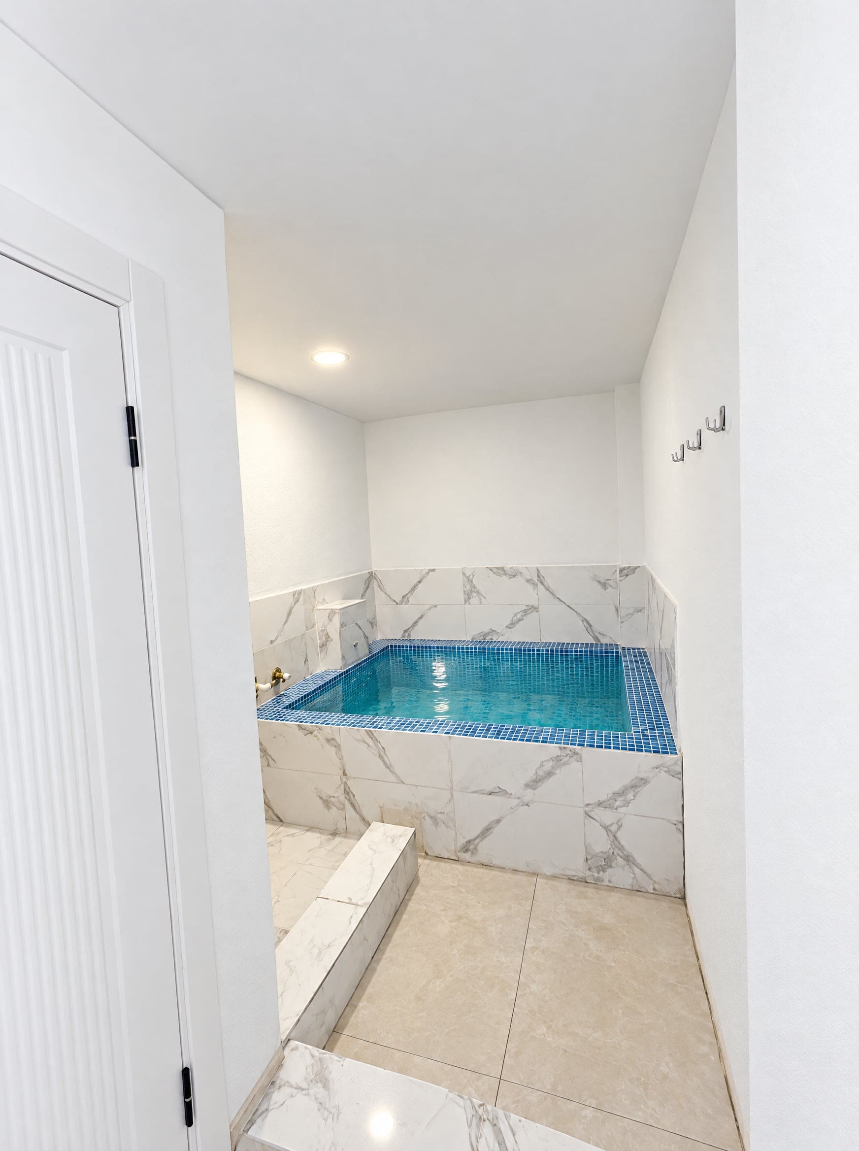 Family Suite: marble-clad private thermal pool
