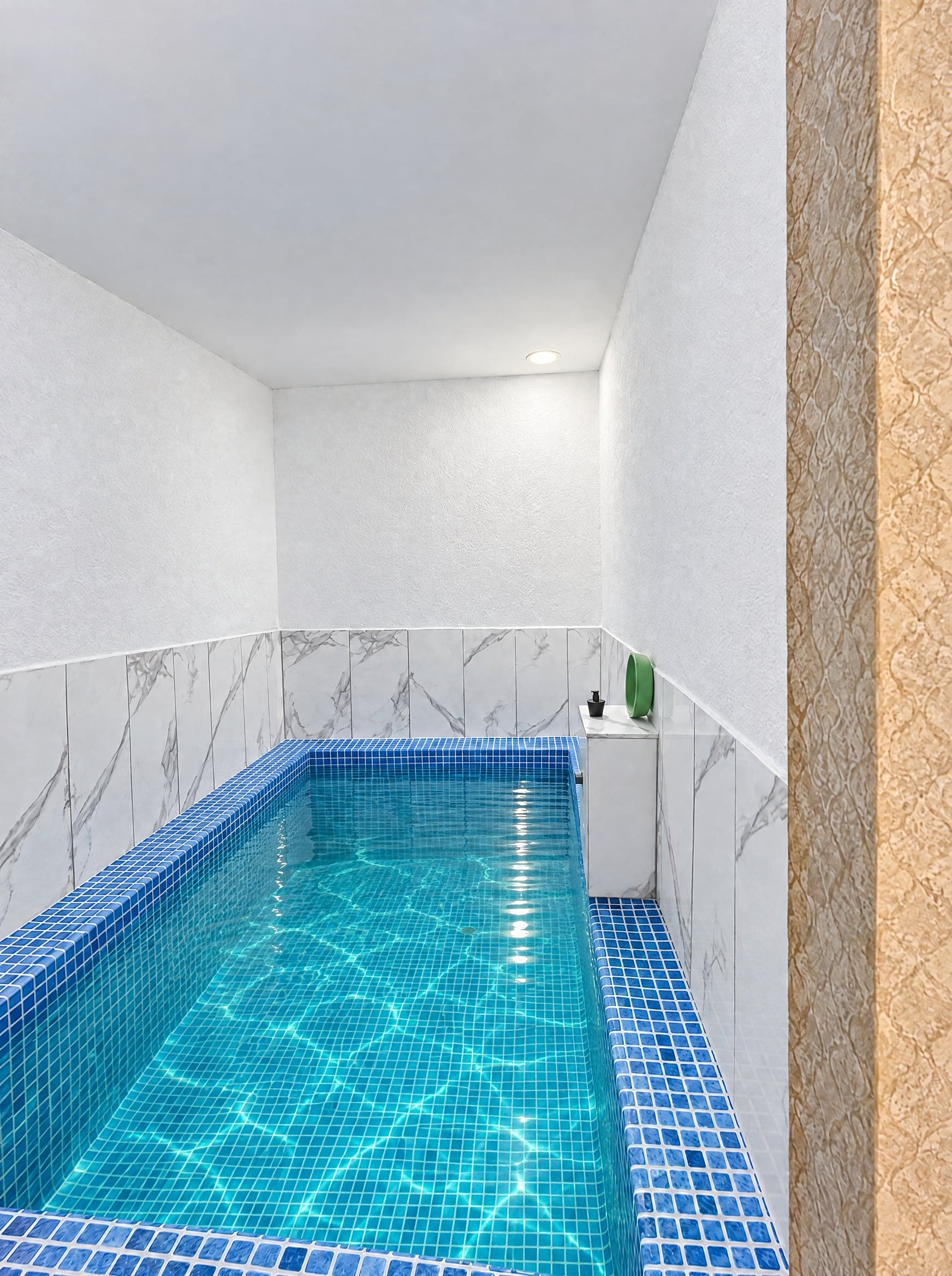 Deluxe Suite: mosaic-tiled private thermal pool