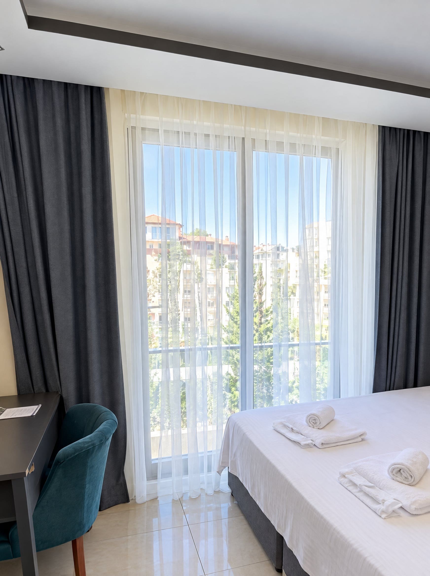 Suite Room: double bed by the balcony door