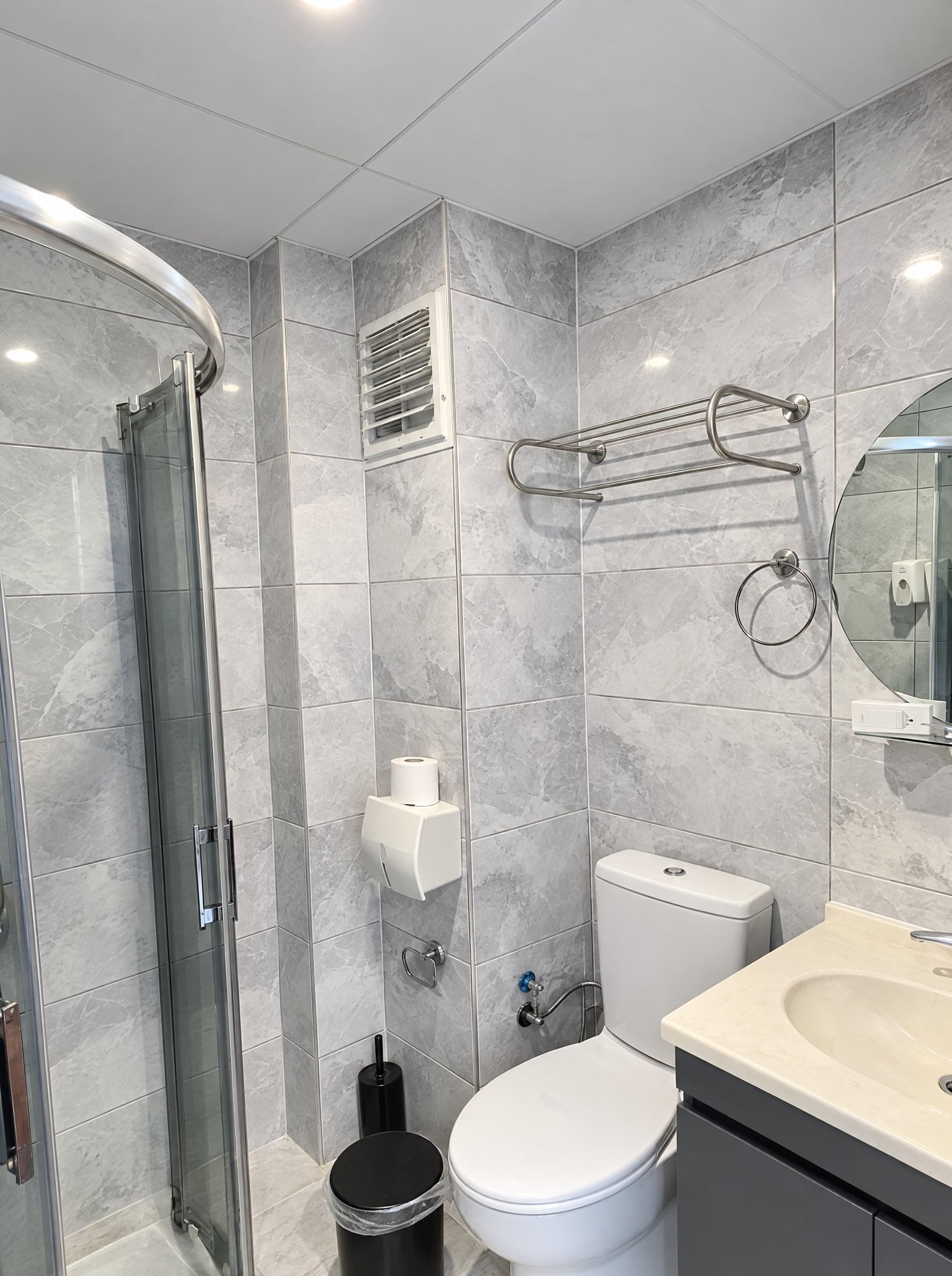 Suite Room: bathroom with shower cabin